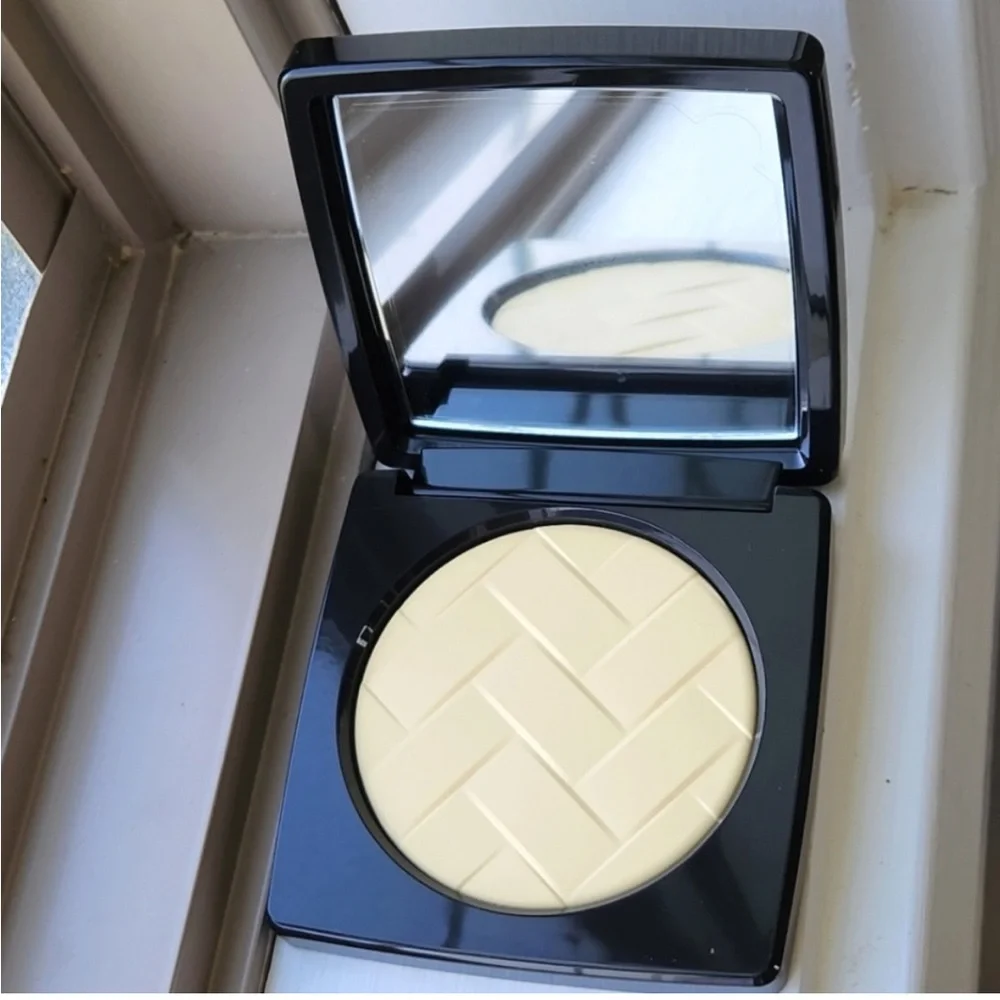 NIB BOBBI BROWN VITAMIN ENRICHED PRESSED FINISHING POWDER IN YELLOW